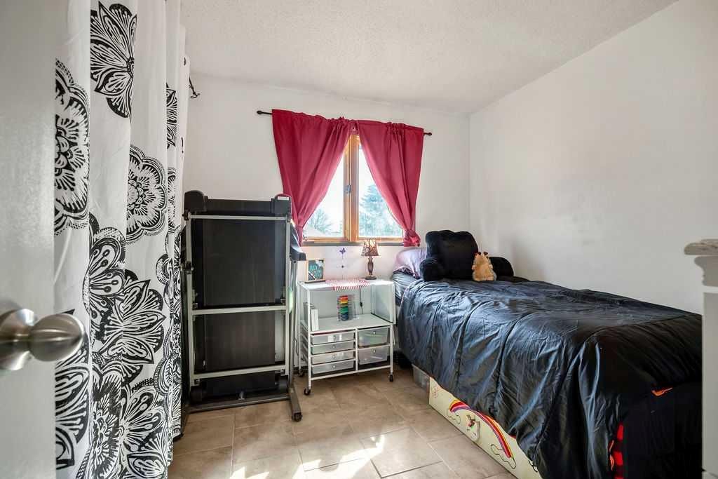 13 Park Road, Strathmore, AB - Indoor Photo Showing Bedroom