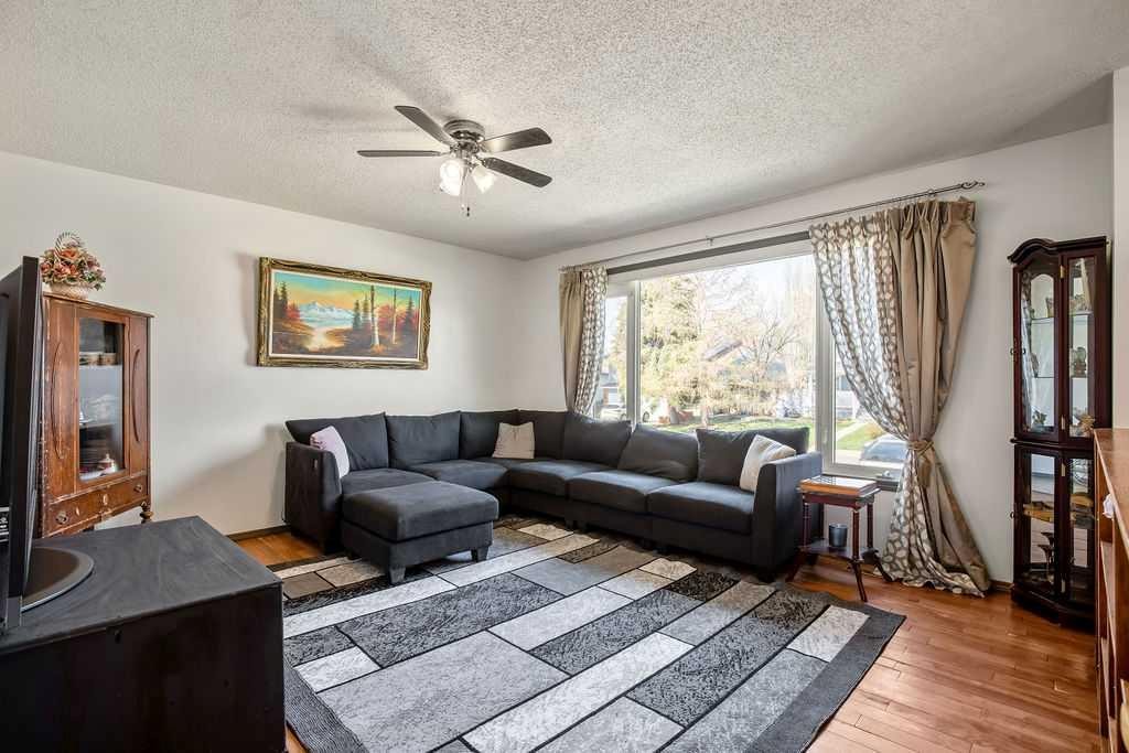 13 Park Road, Strathmore, AB - Indoor Photo Showing Living Room