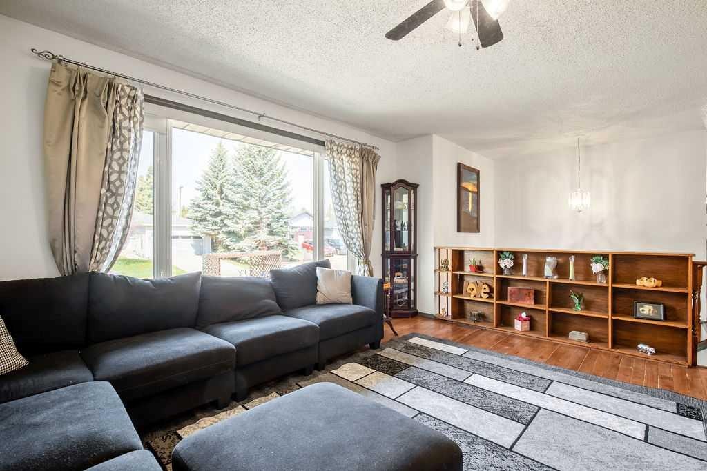 13 Park Road, Strathmore, AB - Indoor Photo Showing Living Room