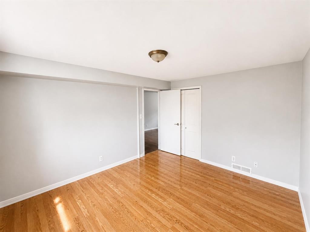 422 40 Street Ne, Calgary, AB - Indoor Photo Showing Other Room