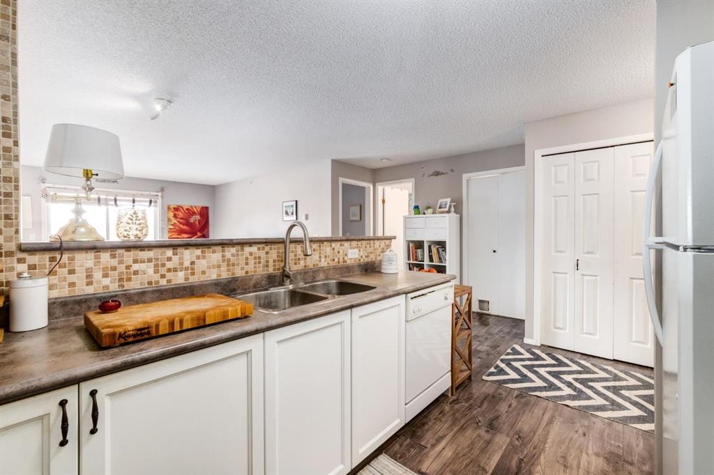 1414-12 Cimarron Common, Okotoks, AB - Indoor Photo Showing Kitchen With Double Sink