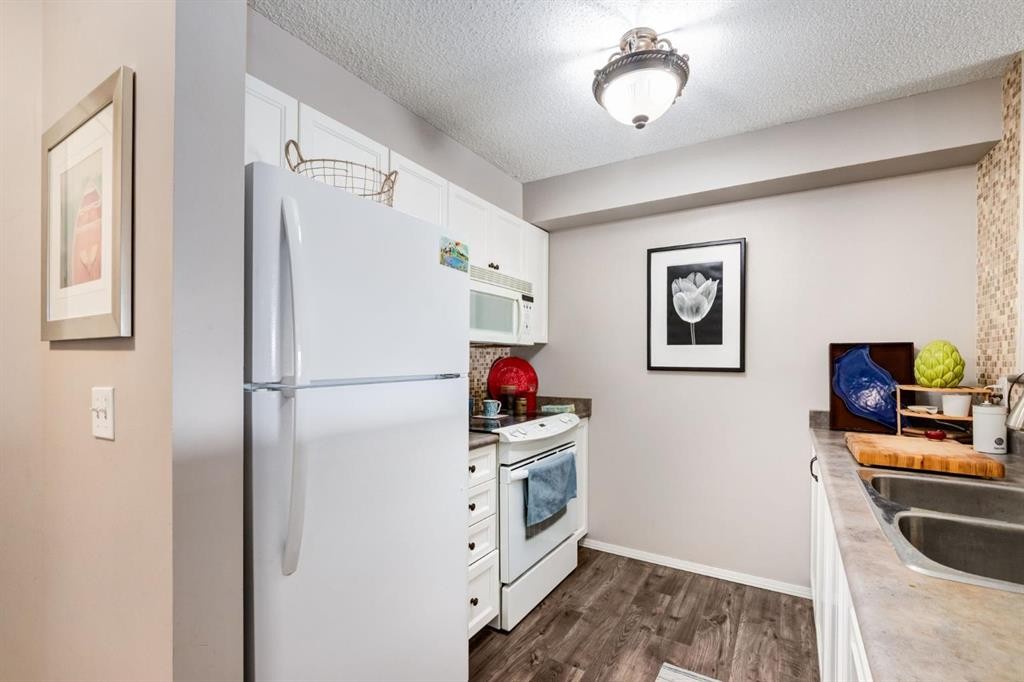 1414-12 Cimarron Common, Okotoks, AB - Indoor Photo Showing Kitchen With Double Sink