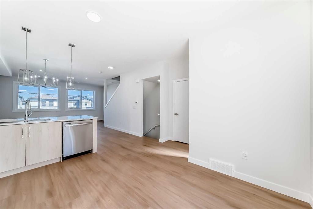 21 Cornergate Place Ne, Calgary, AB - Indoor Photo Showing Kitchen