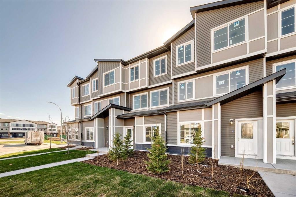 21 Cornergate Place Ne, Calgary, AB - Outdoor With Facade