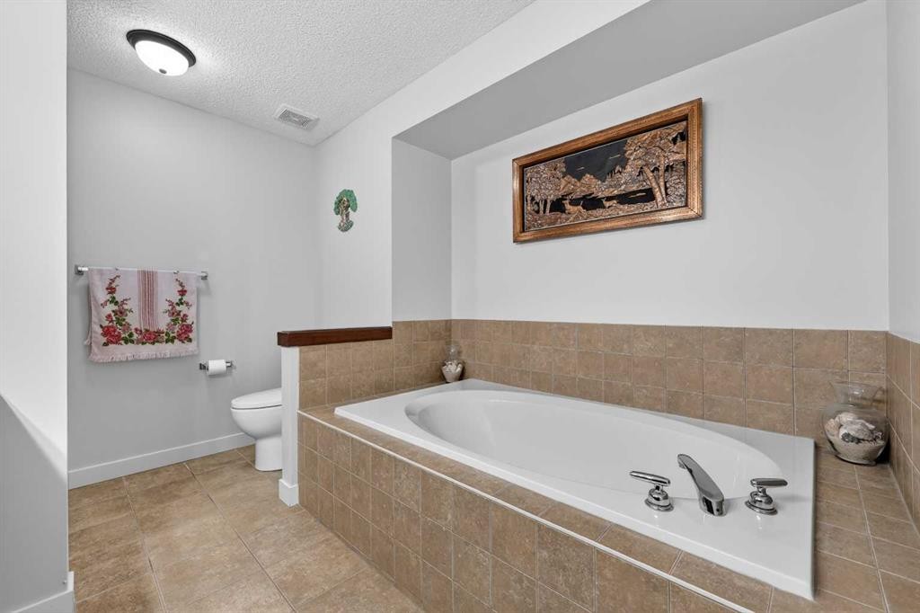 64 Cranridge Crescent Se, Calgary, AB - Indoor Photo Showing Bathroom