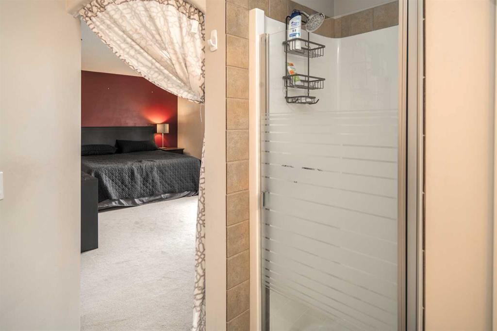 4 Springbank Bay Sw, Calgary, AB - Indoor Photo Showing Bathroom