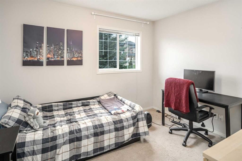 4 Springbank Bay Sw, Calgary, AB - Indoor Photo Showing Bedroom