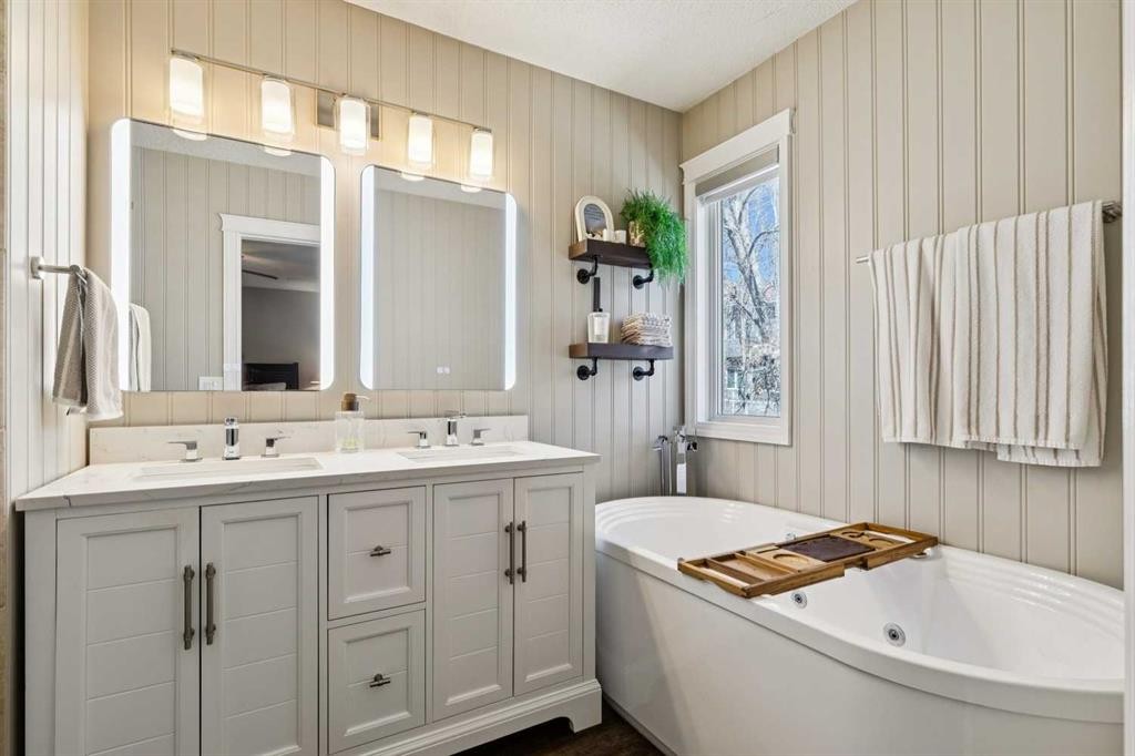 256 Sirocco Place Sw, Calgary, AB - Indoor Photo Showing Bathroom