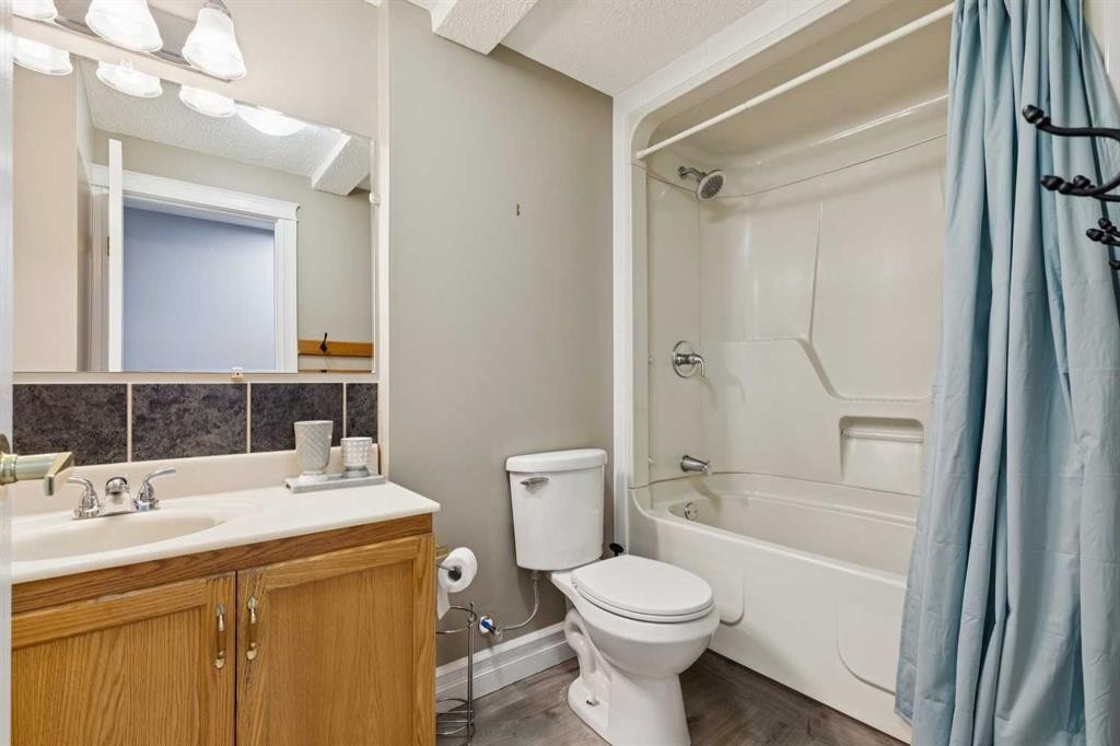 256 Sirocco Place Sw, Calgary, AB - Indoor Photo Showing Bathroom