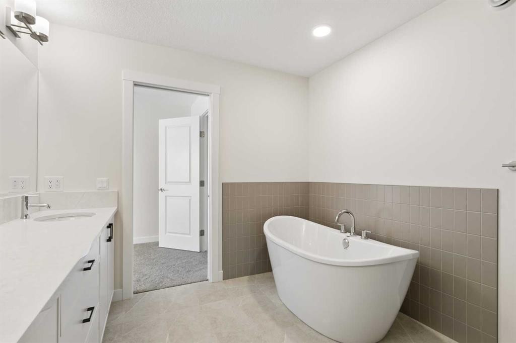 120 Creekstone Circle Sw, Calgary, AB - Indoor Photo Showing Bathroom