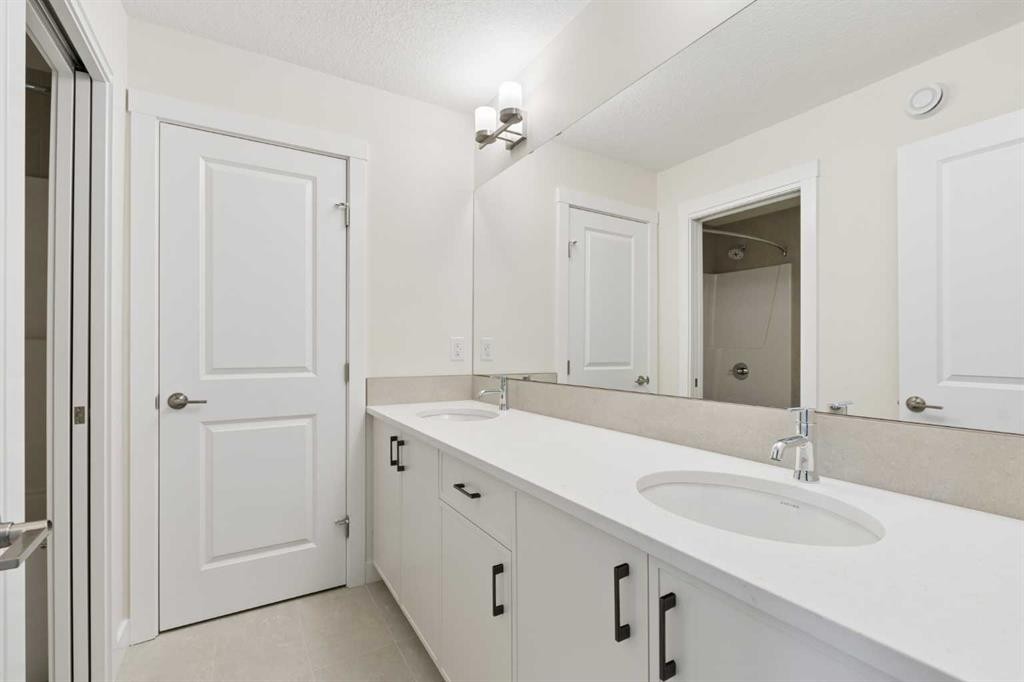 120 Creekstone Circle Sw, Calgary, AB - Indoor Photo Showing Bathroom
