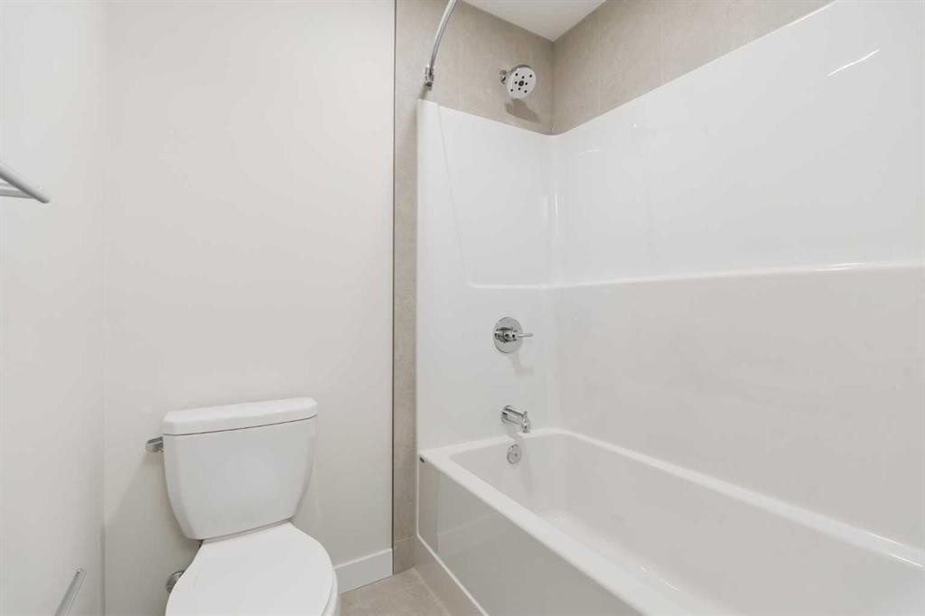 120 Creekstone Circle Sw, Calgary, AB - Indoor Photo Showing Bathroom
