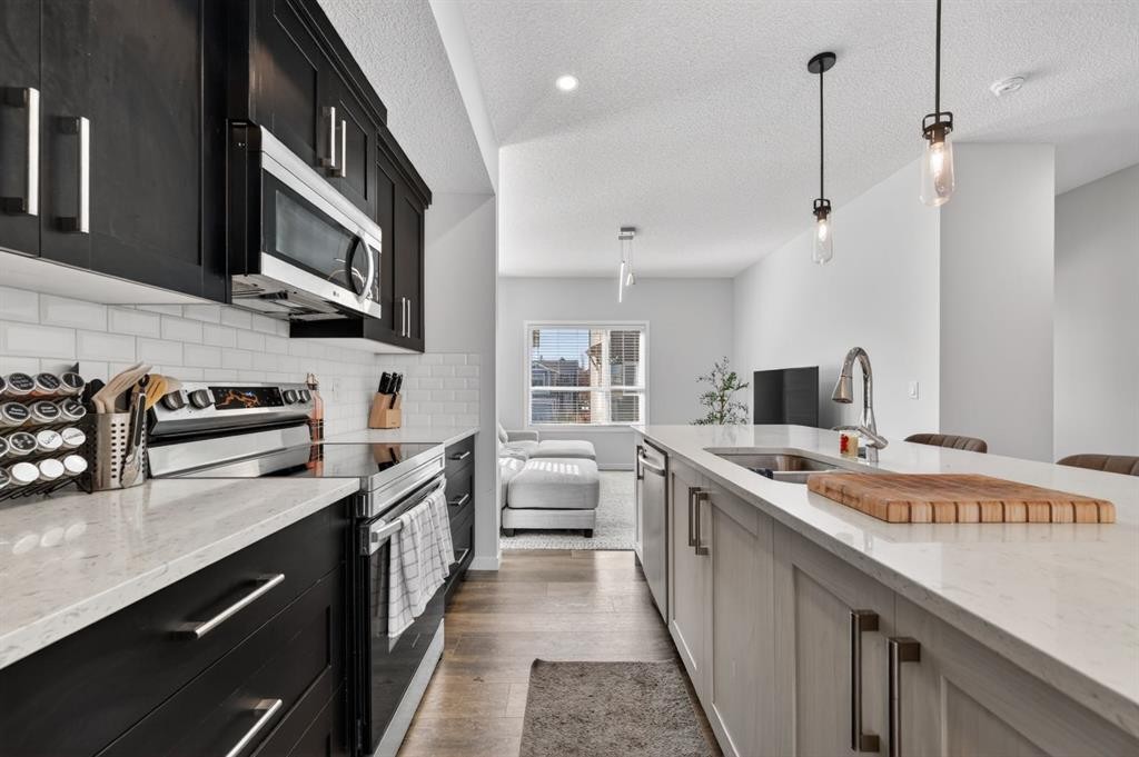 220 Harvest Grove Walk Ne, Calgary, AB - Indoor Photo Showing Kitchen With Upgraded Kitchen