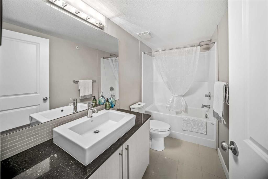 3415-11 Mahogany Row Se, Calgary, AB - Indoor Photo Showing Bathroom