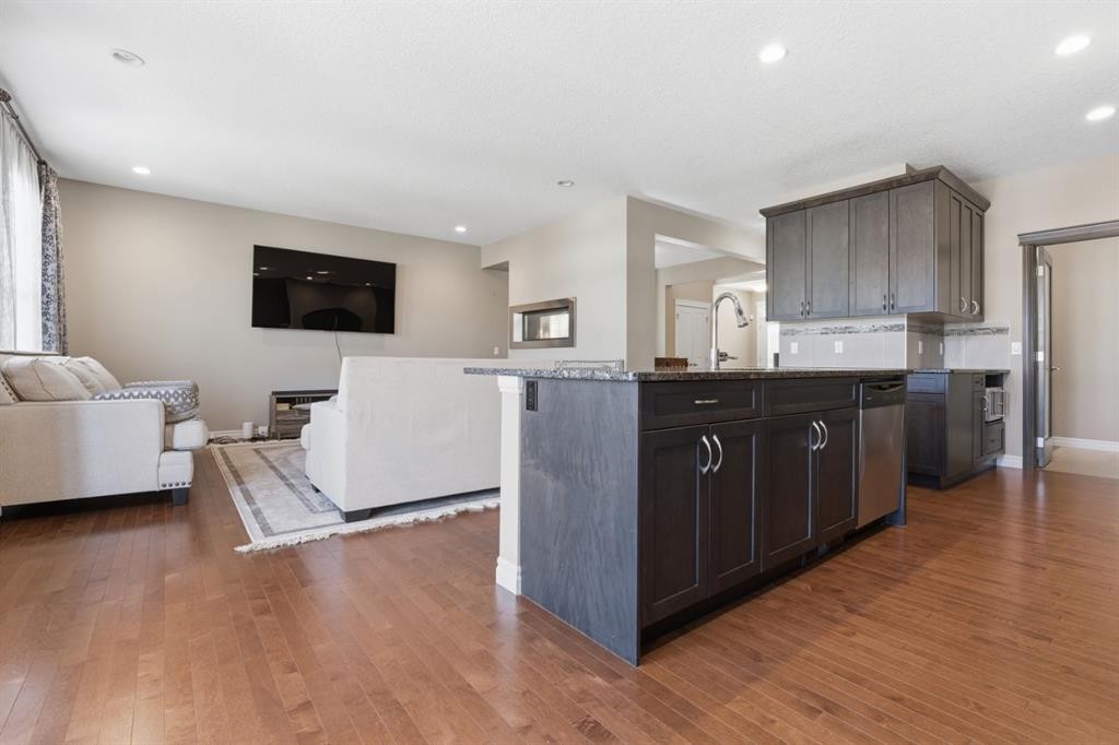 40 Masters Common Se, Calgary, AB - Indoor Photo Showing Kitchen