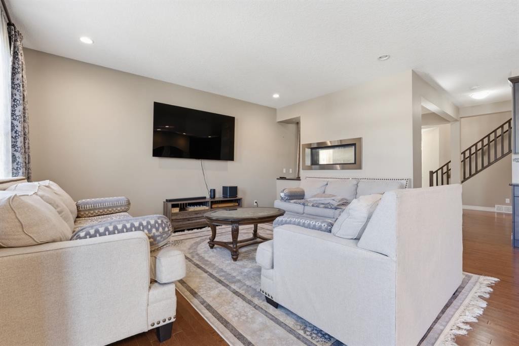 40 Masters Common Se, Calgary, AB - Indoor Photo Showing Living Room