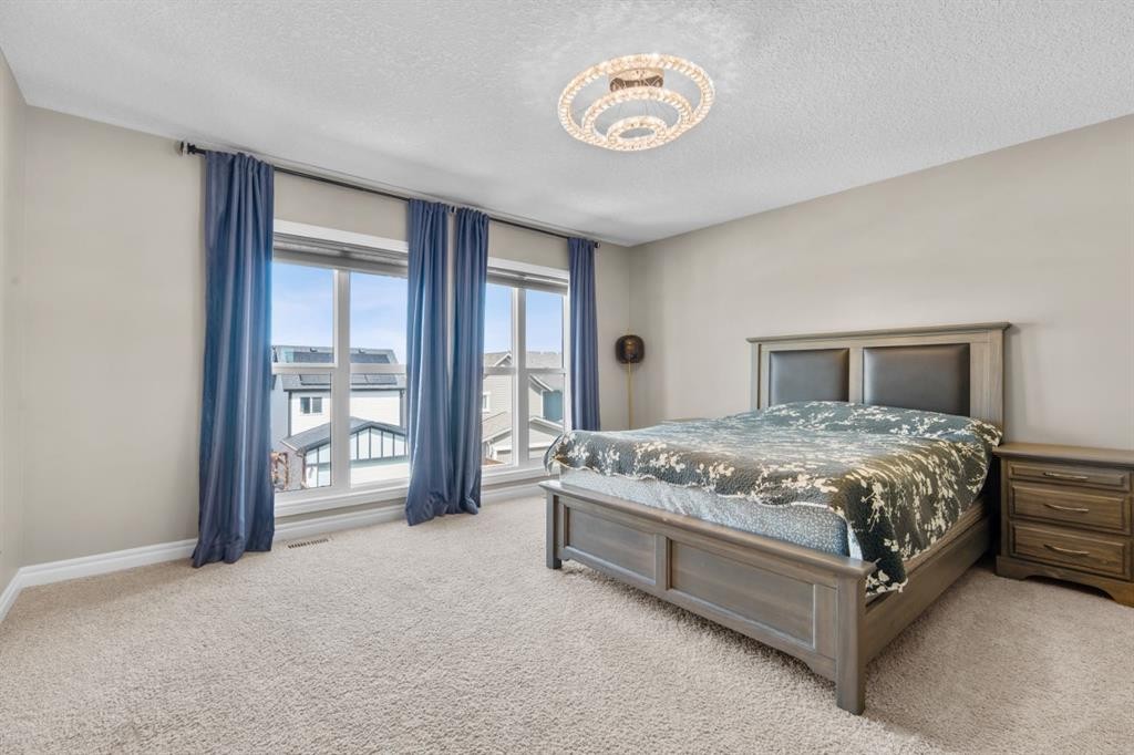 40 Masters Common Se, Calgary, AB - Indoor Photo Showing Bedroom