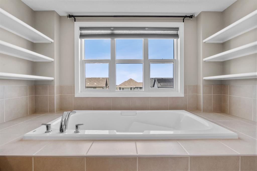 40 Masters Common Se, Calgary, AB - Indoor Photo Showing Bathroom