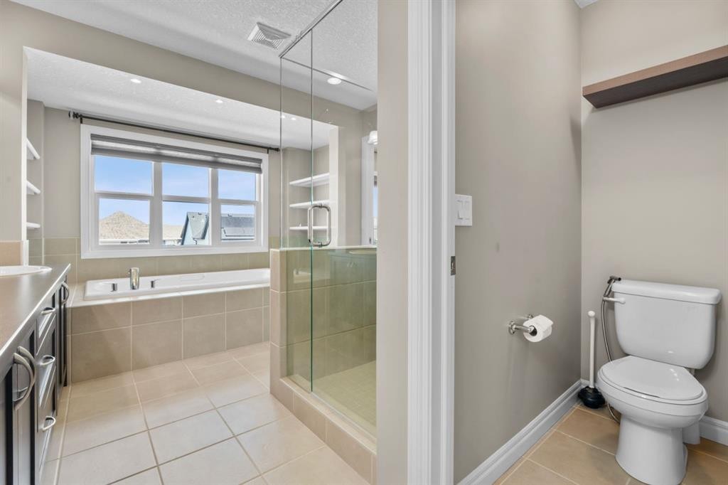 40 Masters Common Se, Calgary, AB - Indoor Photo Showing Bathroom