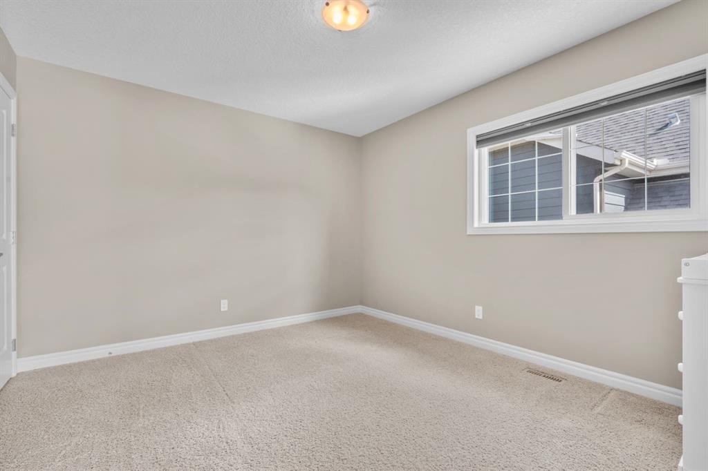 40 Masters Common Se, Calgary, AB - Indoor Photo Showing Other Room
