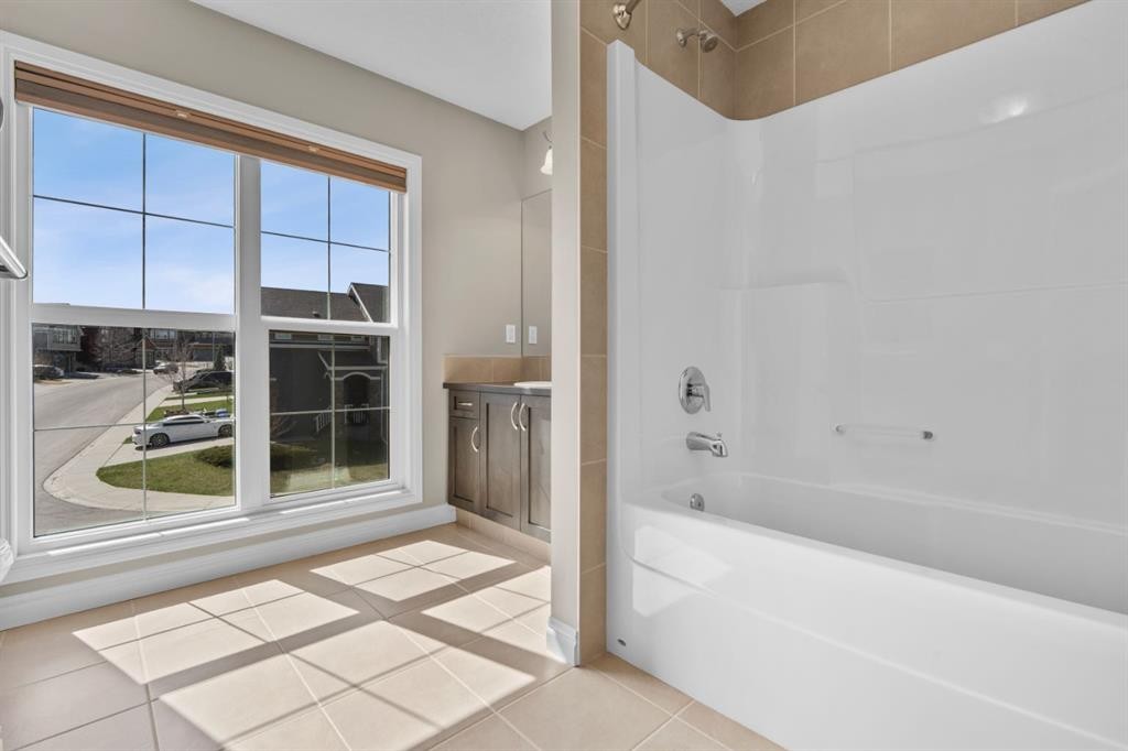 40 Masters Common Se, Calgary, AB - Indoor Photo Showing Bathroom