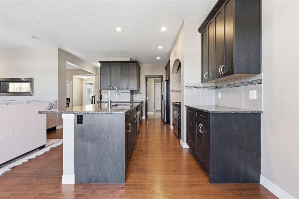 40 Masters Common Se, Calgary, AB - Indoor Photo Showing Kitchen