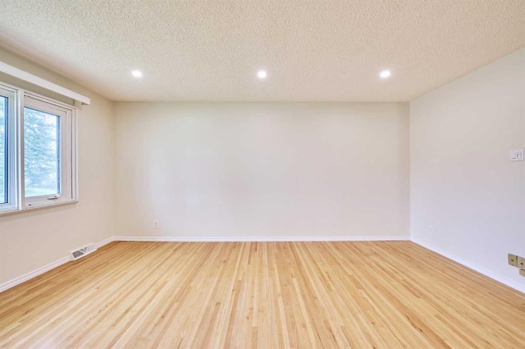 2733 Brecken Road Nw, Calgary, AB - Indoor Photo Showing Other Room