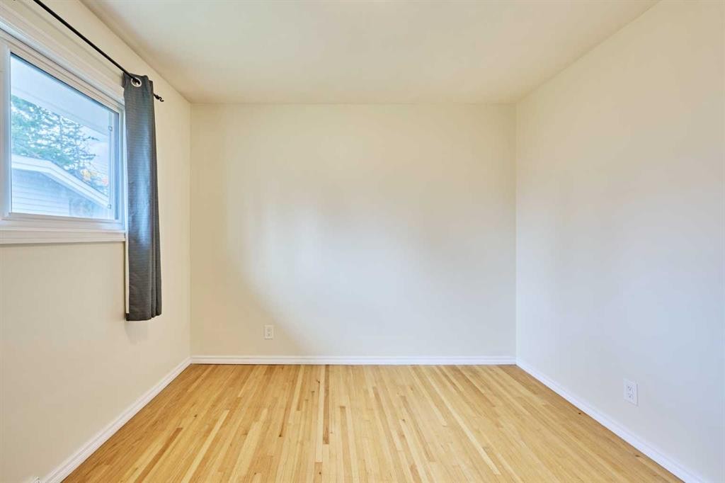 2733 Brecken Road Nw, Calgary, AB - Indoor Photo Showing Other Room