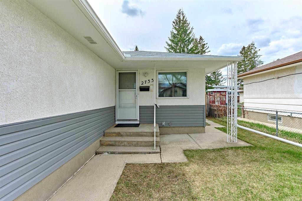 2733 Brecken Road Nw, Calgary, AB - Outdoor With Exterior
