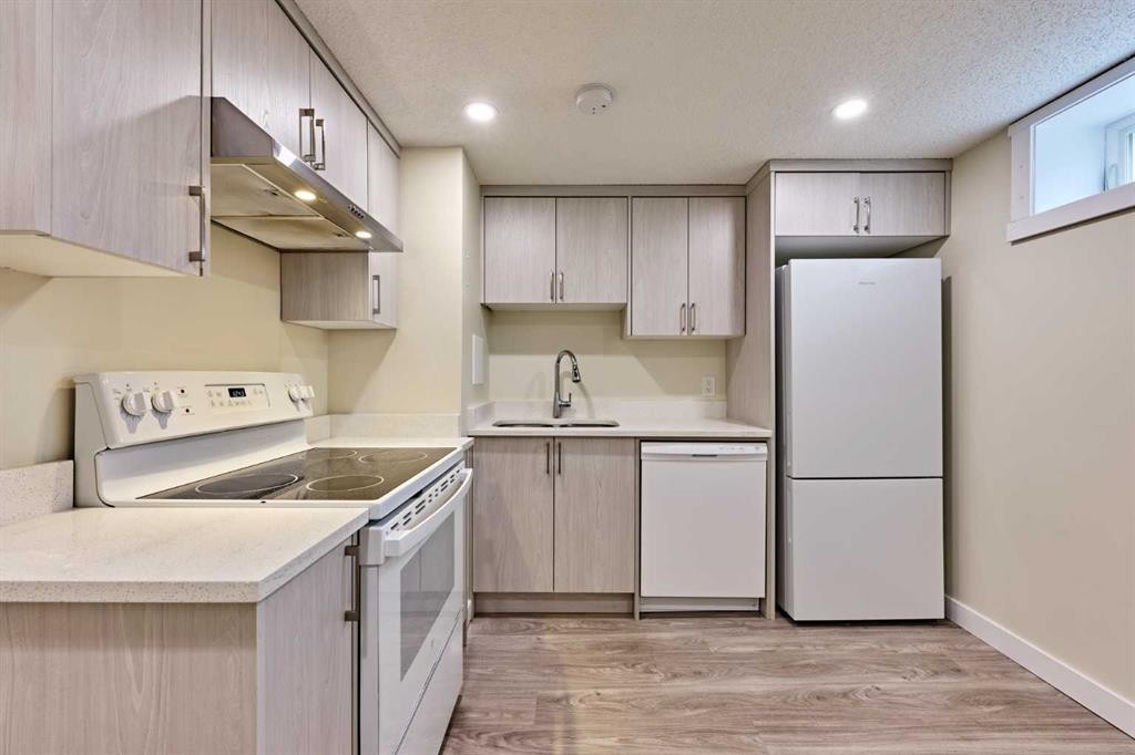 2733 Brecken Road Nw, Calgary, AB - Indoor Photo Showing Kitchen