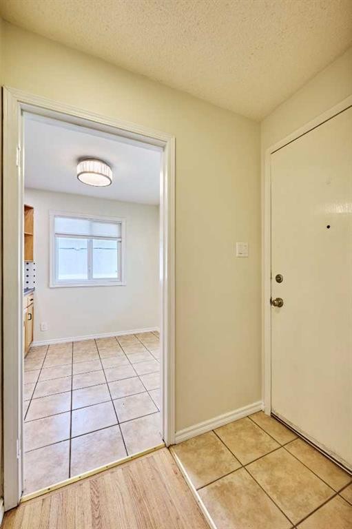 2733 Brecken Road Nw, Calgary, AB - Indoor Photo Showing Other Room