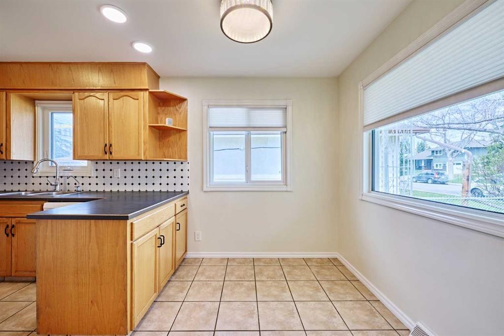 2733 Brecken Road Nw, Calgary, AB - Indoor Photo Showing Kitchen