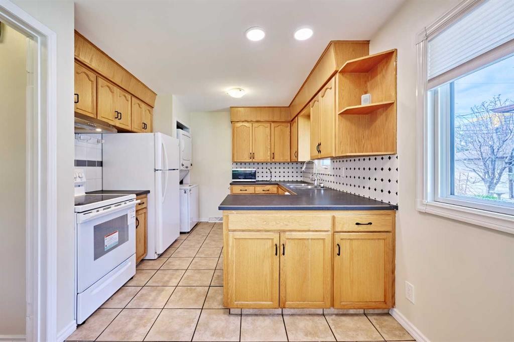 2733 Brecken Road Nw, Calgary, AB - Indoor Photo Showing Kitchen With Double Sink