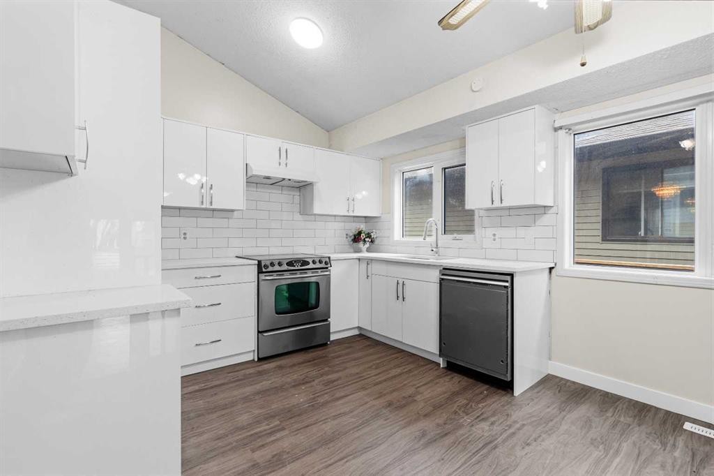 37 Martingrove Way Ne, Calgary, AB - Indoor Photo Showing Kitchen With Upgraded Kitchen