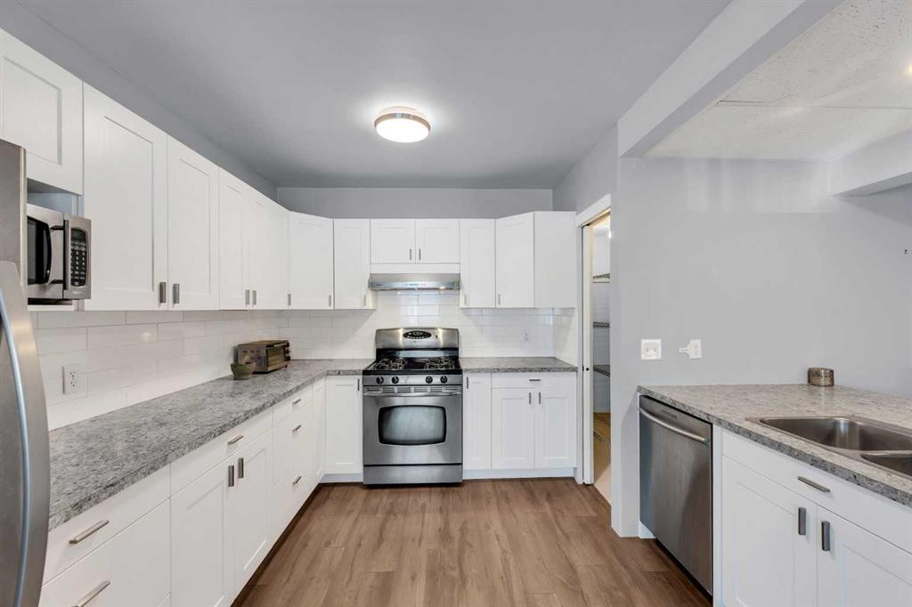426 8 Avenue Ne, Calgary, AB - Indoor Photo Showing Kitchen