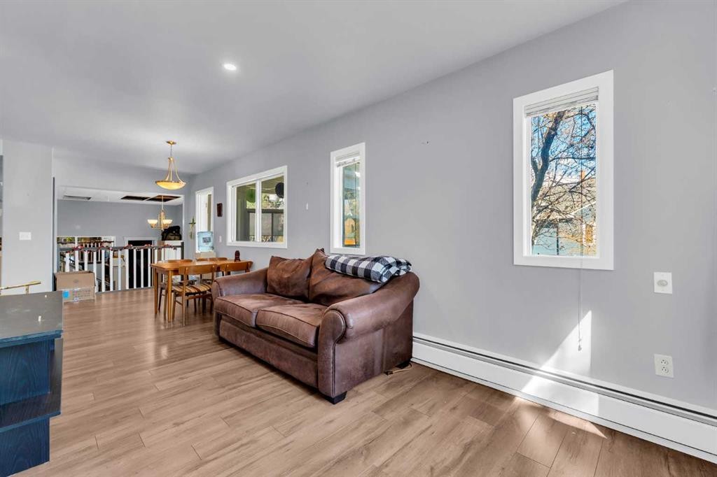 426 8 Avenue Ne, Calgary, AB - Indoor Photo Showing Living Room