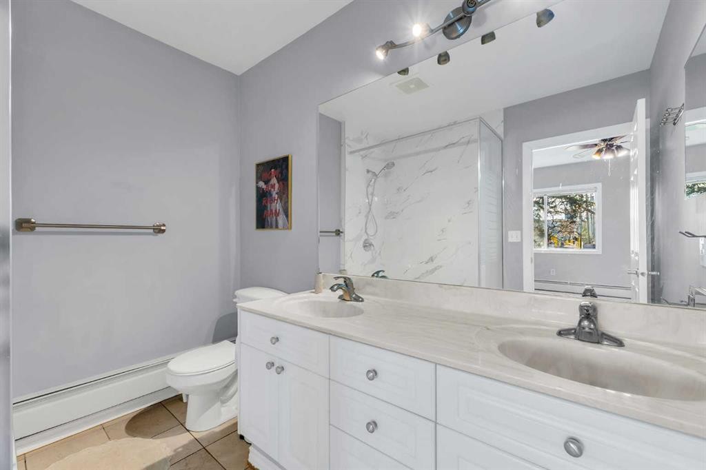 426 8 Avenue Ne, Calgary, AB - Indoor Photo Showing Bathroom