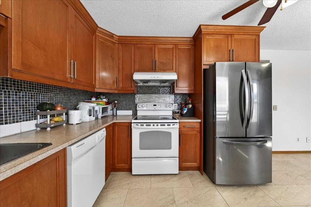 124 Martinwood Court Ne, Calgary, AB - Indoor Photo Showing Kitchen