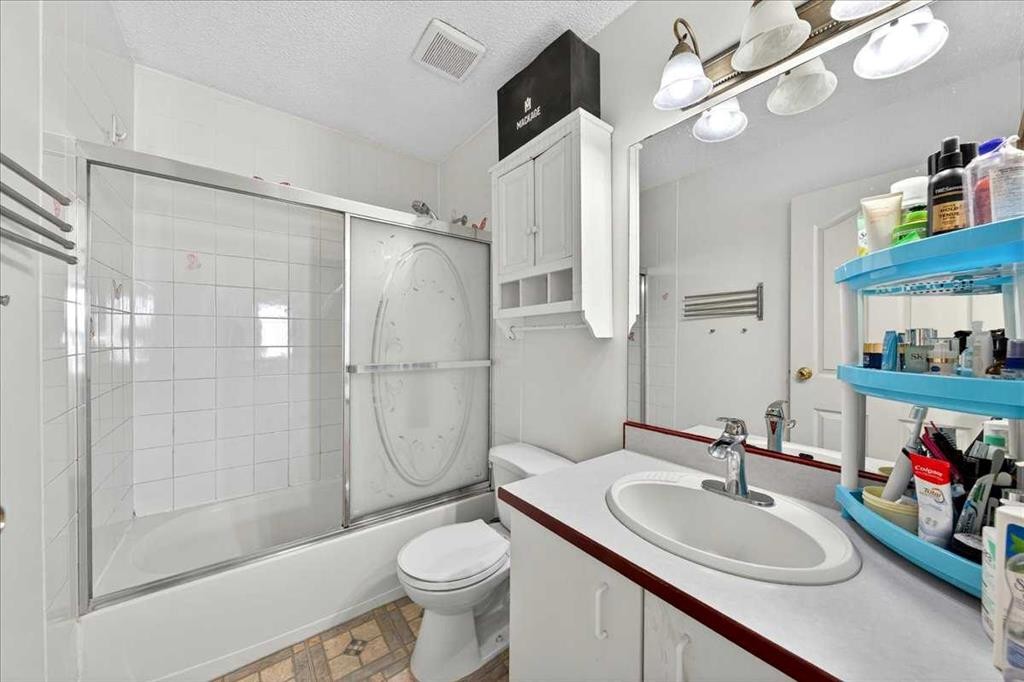 124 Martinwood Court Ne, Calgary, AB - Indoor Photo Showing Bathroom