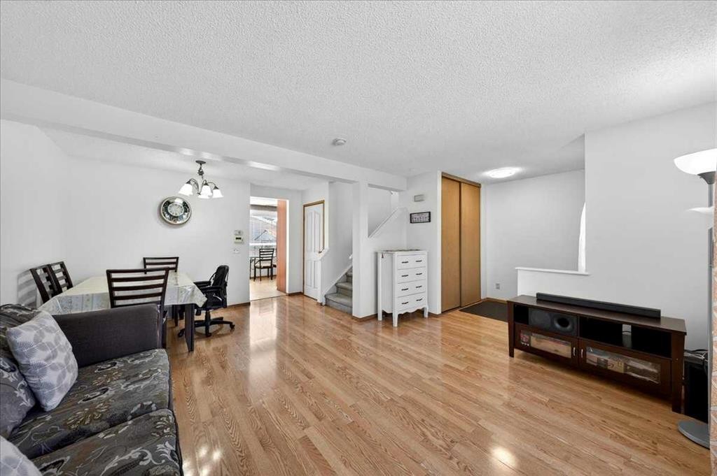 124 Martinwood Court Ne, Calgary, AB - Indoor