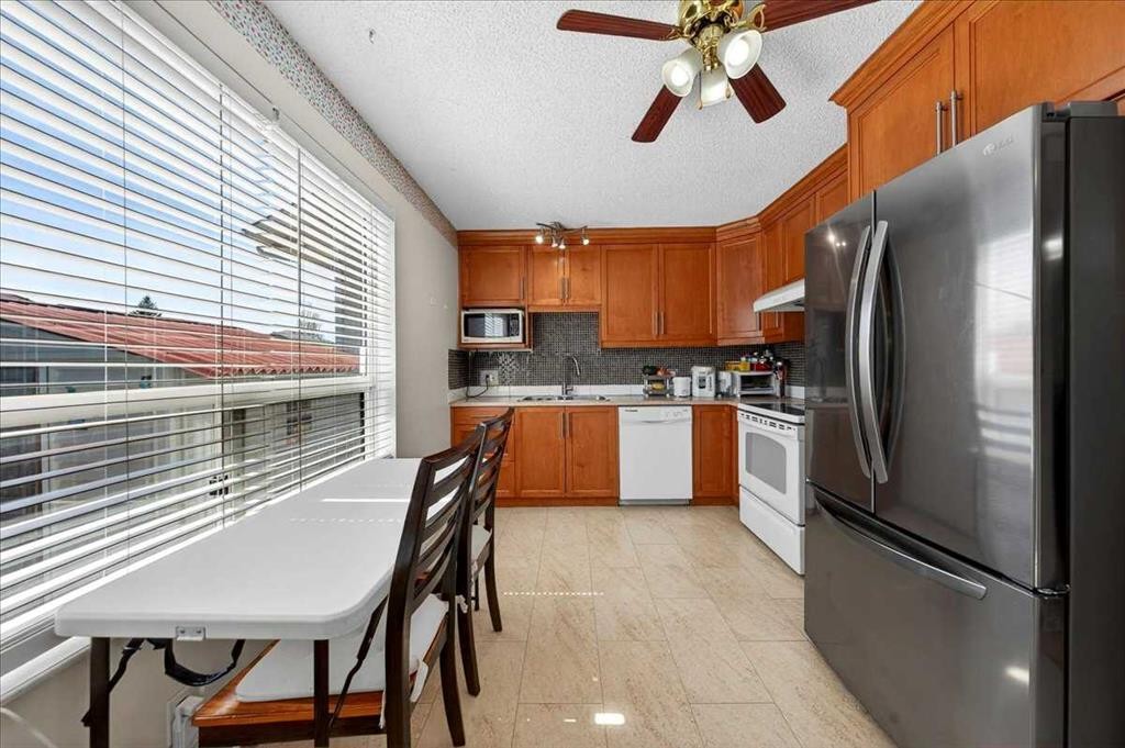 124 Martinwood Court Ne, Calgary, AB - Indoor Photo Showing Kitchen