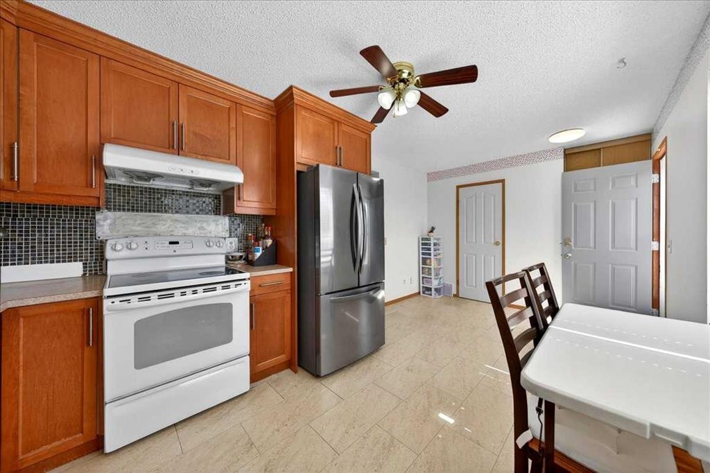 124 Martinwood Court Ne, Calgary, AB - Indoor Photo Showing Kitchen