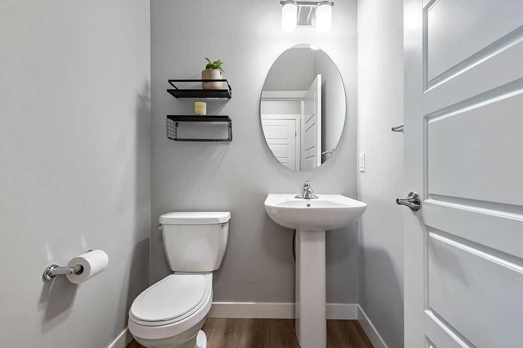 305 Cranbrook Walk Se, Calgary, AB - Indoor Photo Showing Bathroom