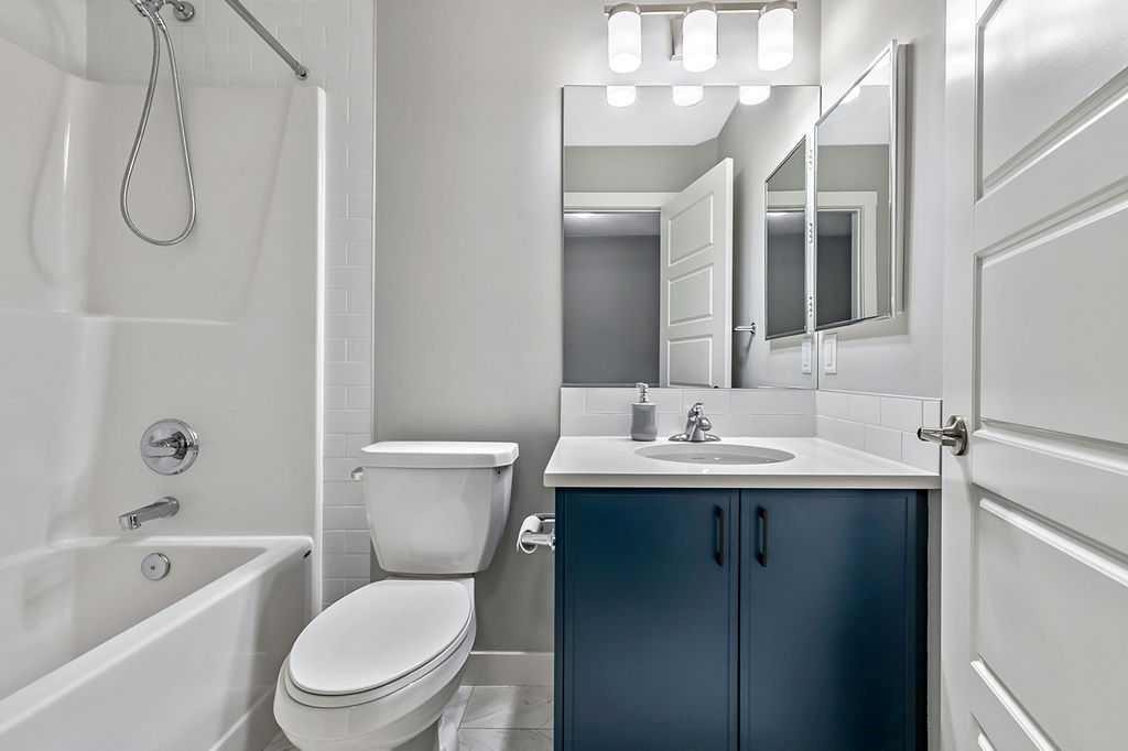 305 Cranbrook Walk Se, Calgary, AB - Indoor Photo Showing Bathroom