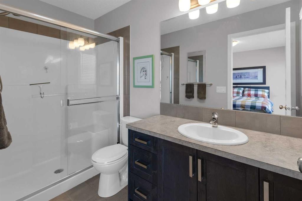 188 Sundown Road, Cochrane, AB - Indoor Photo Showing Bathroom