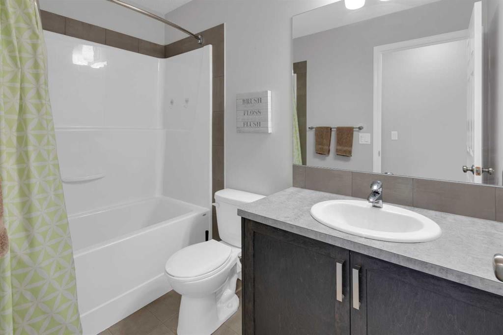 188 Sundown Road, Cochrane, AB - Indoor Photo Showing Bathroom