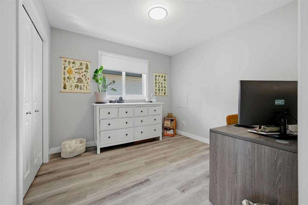 115 Everwoods Park Sw, Calgary, AB - Indoor Photo Showing Bedroom