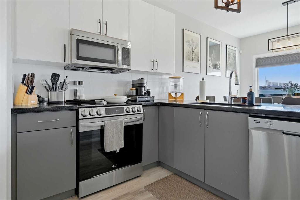115 Everwoods Park Sw, Calgary, AB - Indoor Photo Showing Kitchen