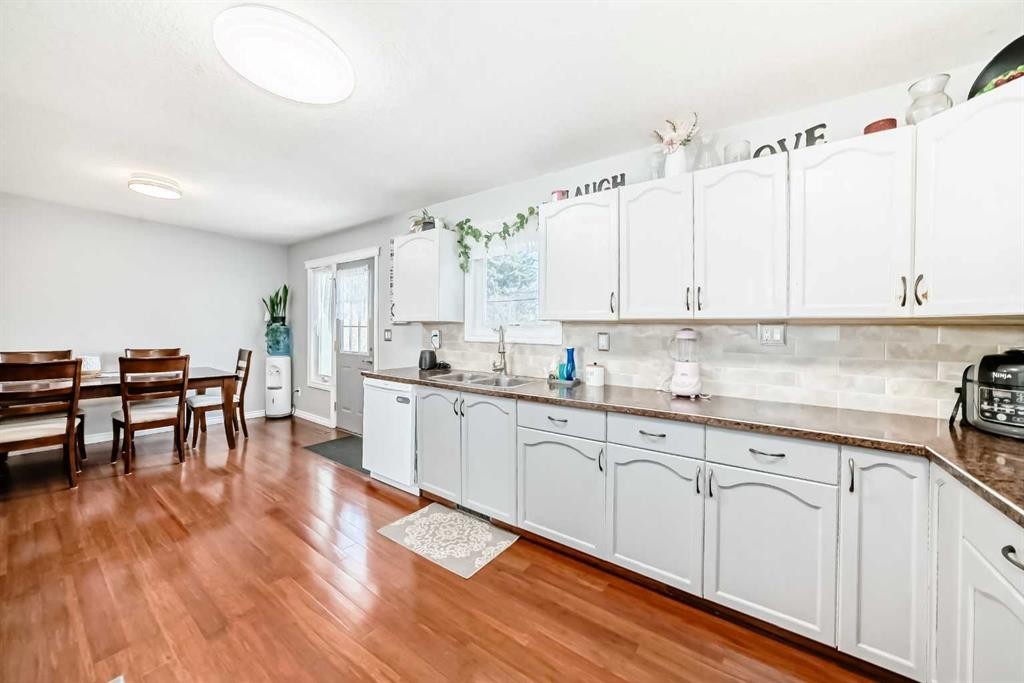 3 Shannon Close, Olds, AB - Indoor Photo Showing Kitchen