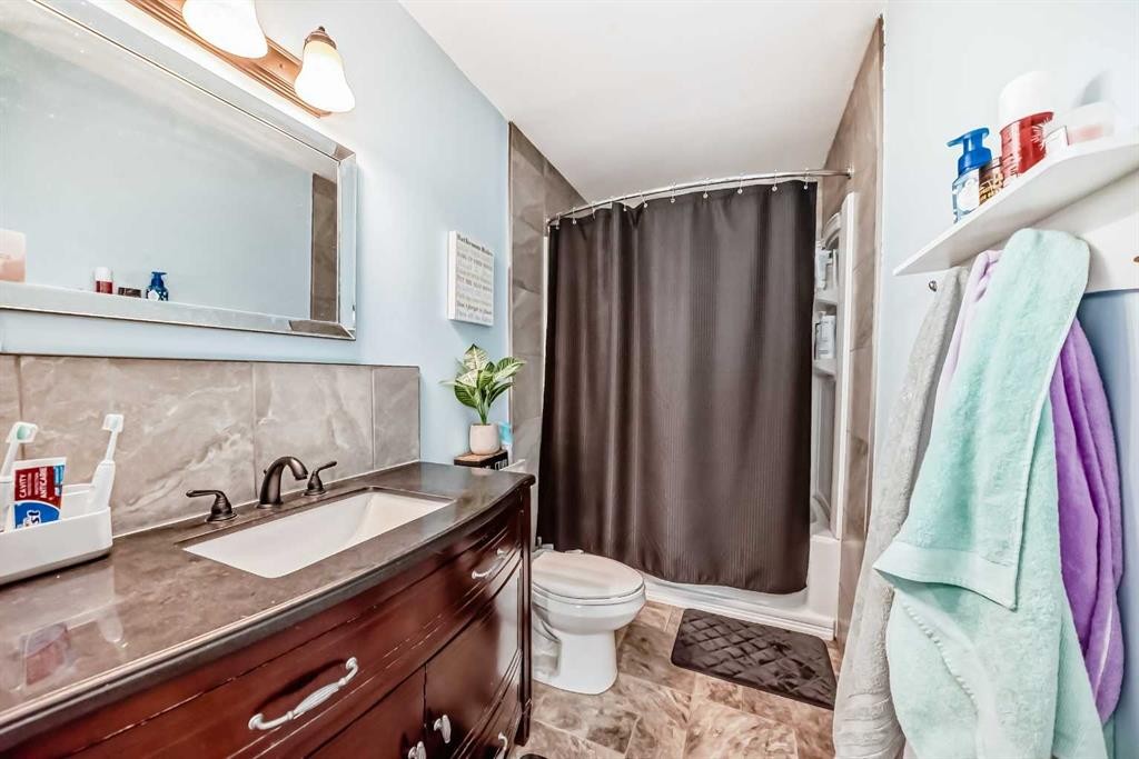 3 Shannon Close, Olds, AB - Indoor Photo Showing Bathroom